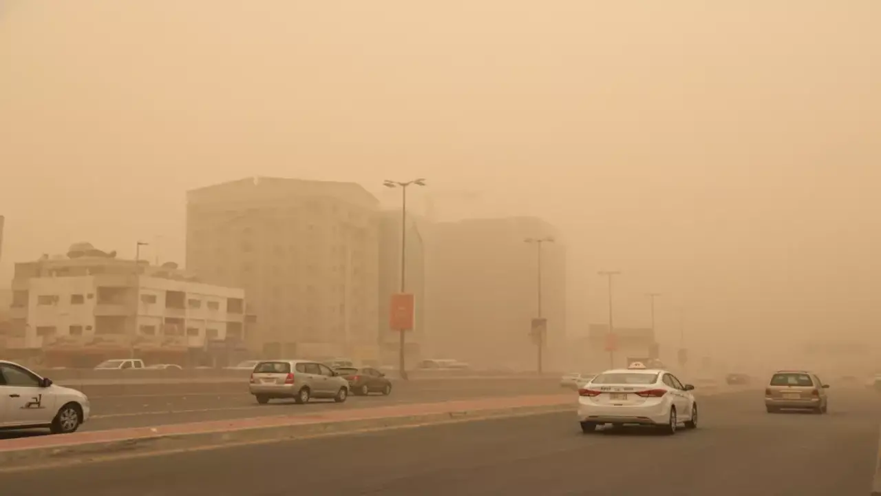 عاصفة غبارية شديدة تجتاح 5 محافظات يمنية وسط توقعات بانخفاض حاد في الرؤية